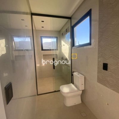 Casa com 300m², 3 quartos (sendo 2 suítes), 2 garagens, no bairro Pedra Branca em Palhoça