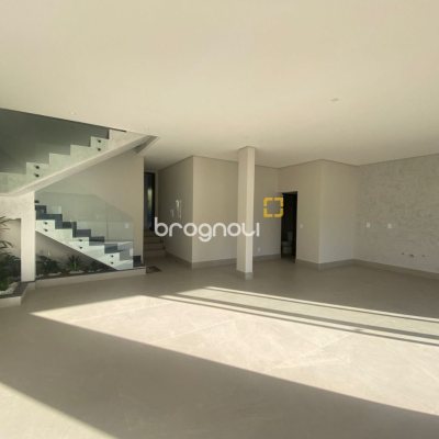 Casa com 300m², 3 quartos (sendo 2 suítes), 2 garagens, no bairro Pedra Branca em Palhoça