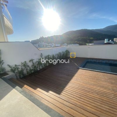 Casa com 300m², 3 quartos (sendo 2 suítes), 2 garagens, no bairro Pedra Branca em Palhoça