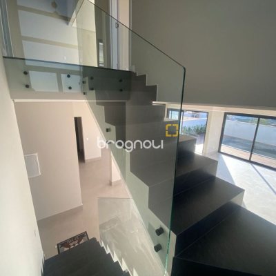 Casa com 300m², 3 quartos (sendo 2 suítes), 2 garagens, no bairro Pedra Branca em Palhoça
