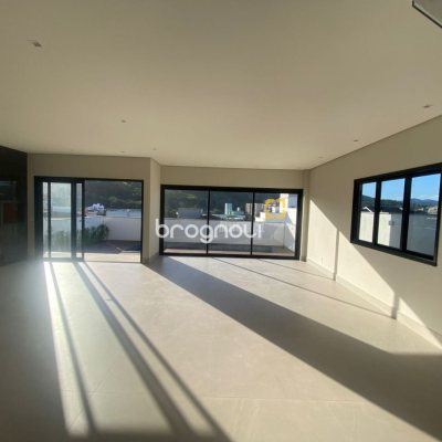 Casa com 300m², 3 quartos (sendo 2 suítes), 2 garagens, no bairro Pedra Branca em Palhoça