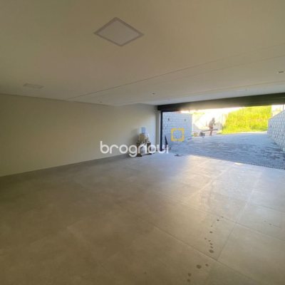 Casa com 300m², 3 quartos (sendo 2 suítes), 2 garagens, no bairro Pedra Branca em Palhoça
