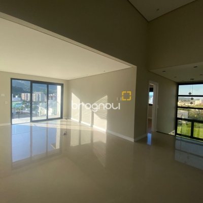 Casa com 300m², 3 quartos (sendo 2 suítes), 2 garagens, no bairro Pedra Branca em Palhoça