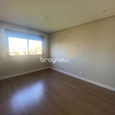 Casa com 300m², 3 quartos (sendo 2 suítes), 2 garagens, no bairro Pedra Branca em Palhoça