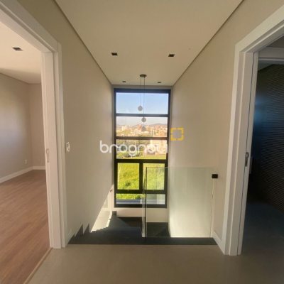 Casa com 300m², 3 quartos (sendo 2 suítes), 2 garagens, no bairro Pedra Branca em Palhoça