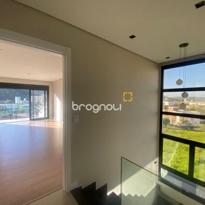 Casa com 300m², 3 quartos (sendo 2 suítes), 2 garagens, no bairro Pedra Branca em Palhoça