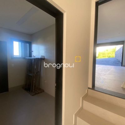Casa com 300m², 3 quartos (sendo 2 suítes), 2 garagens, no bairro Pedra Branca em Palhoça