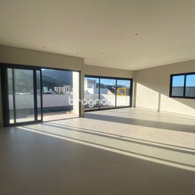 Casa com 300m², 3 quartos (sendo 2 suítes), 2 garagens, no bairro Pedra Branca em Palhoça