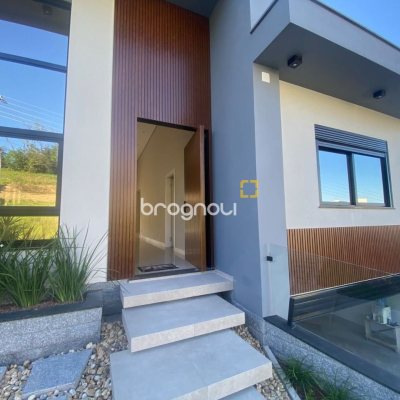 Casa com 300m², 3 quartos (sendo 2 suítes), 2 garagens, no bairro Pedra Branca em Palhoça