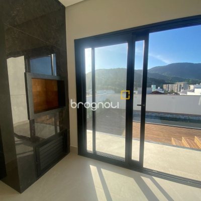 Casa com 300m², 3 quartos (sendo 2 suítes), 2 garagens, no bairro Pedra Branca em Palhoça