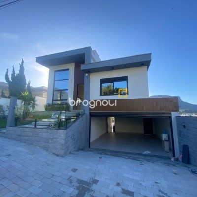 Casa com 300m², 3 quartos (sendo 2 suítes), 2 garagens, no bairro Pedra Branca em Palhoça