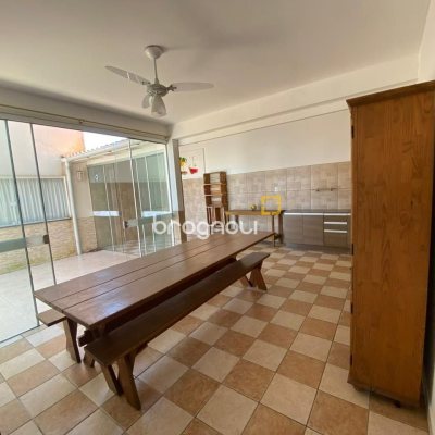 Casa com 270m², 4 garagens, no bairro Ingleses em Florianópolis