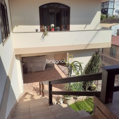 Casa com 221m², 4 quartos (sendo 2 suítes), 1 garagem, no bairro Estreito em Florianópolis