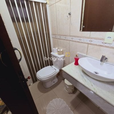 Casa com 221m², 4 quartos (sendo 2 suítes), 1 garagem, no bairro Estreito em Florianópolis