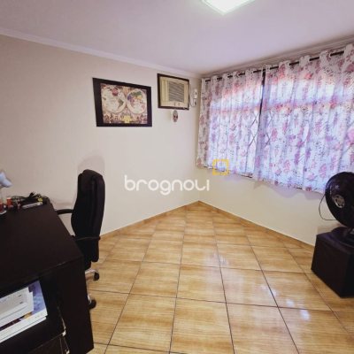 Casa com 221m², 4 quartos (sendo 2 suítes), 1 garagem, no bairro Estreito em Florianópolis