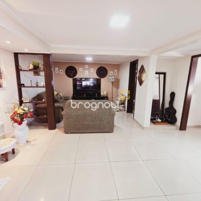 Casa com 221m², 4 quartos (sendo 2 suítes), 1 garagem, no bairro Estreito em Florianópolis