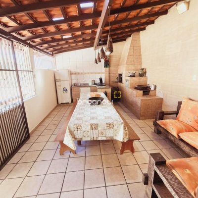 Casa com 221m², 4 quartos (sendo 2 suítes), 1 garagem, no bairro Estreito em Florianópolis