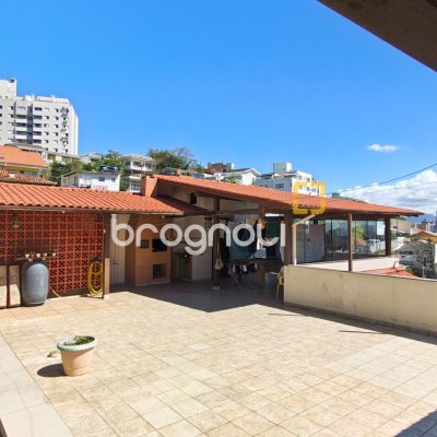 Casa com 221m², 4 quartos (sendo 2 suítes), 1 garagem, no bairro Estreito em Florianópolis