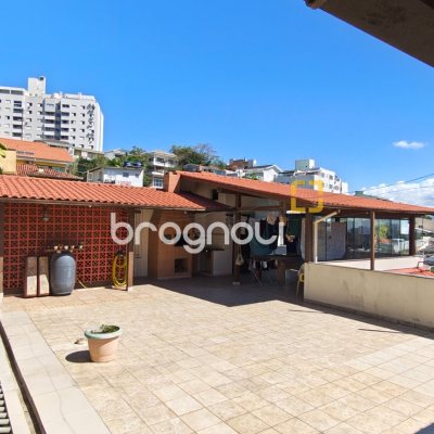 Casa com 221m², 4 quartos (sendo 2 suítes), 1 garagem, no bairro Estreito em Florianópolis