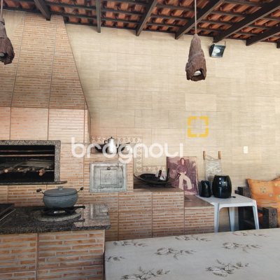 Casa com 221m², 4 quartos (sendo 2 suítes), 1 garagem, no bairro Estreito em Florianópolis