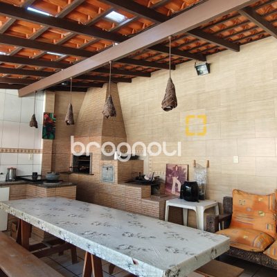 Casa com 221m², 4 quartos (sendo 2 suítes), 1 garagem, no bairro Estreito em Florianópolis
