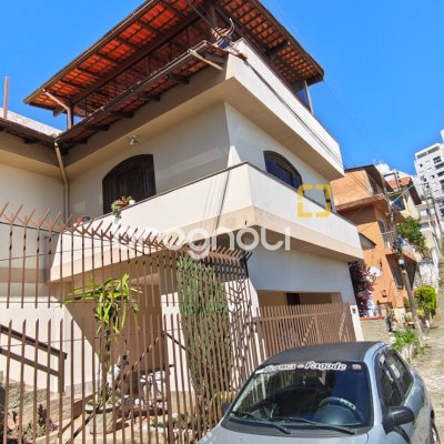 Casa com 221m², 4 quartos (sendo 2 suítes), 1 garagem, no bairro Estreito em Florianópolis