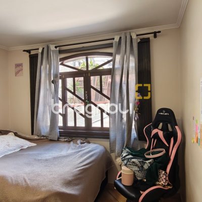 Casa com 221m², 4 quartos (sendo 2 suítes), 1 garagem, no bairro Estreito em Florianópolis