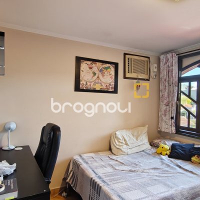 Casa com 221m², 4 quartos (sendo 2 suítes), 1 garagem, no bairro Estreito em Florianópolis