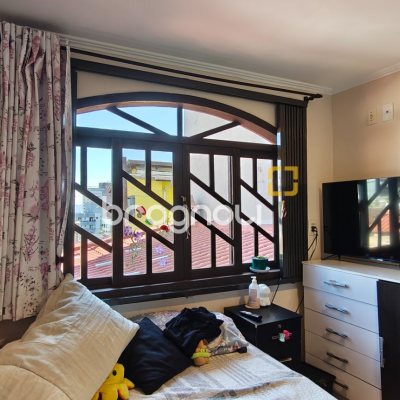 Casa com 221m², 4 quartos (sendo 2 suítes), 1 garagem, no bairro Estreito em Florianópolis