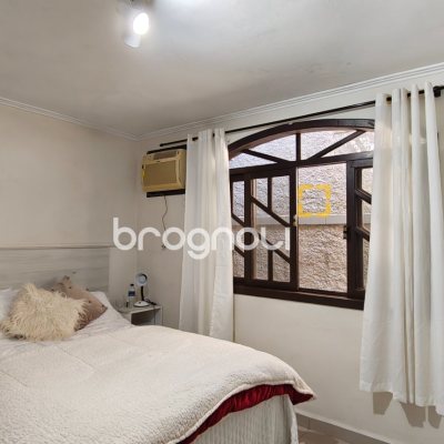Casa com 221m², 4 quartos (sendo 2 suítes), 1 garagem, no bairro Estreito em Florianópolis
