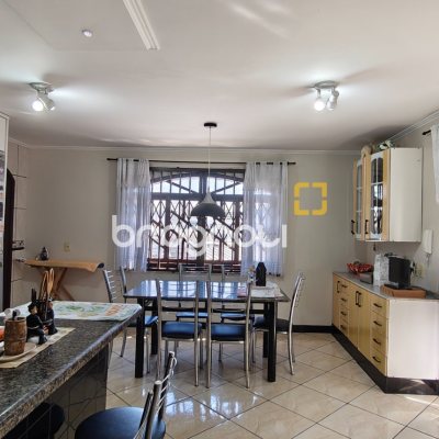 Casa com 221m², 4 quartos (sendo 2 suítes), 1 garagem, no bairro Estreito em Florianópolis