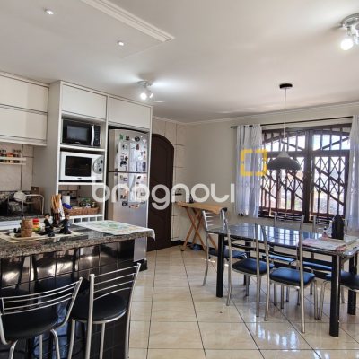 Casa com 221m², 4 quartos (sendo 2 suítes), 1 garagem, no bairro Estreito em Florianópolis