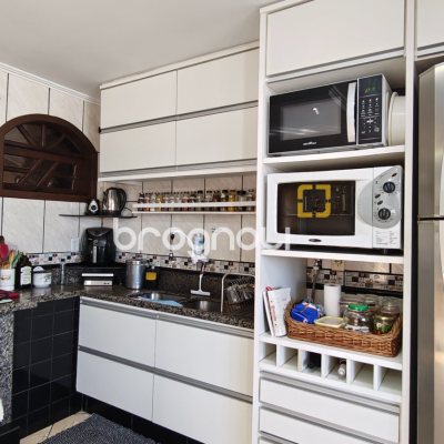 Casa com 221m², 4 quartos (sendo 2 suítes), 1 garagem, no bairro Estreito em Florianópolis