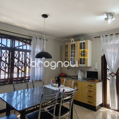 Casa com 221m², 4 quartos (sendo 2 suítes), 1 garagem, no bairro Estreito em Florianópolis
