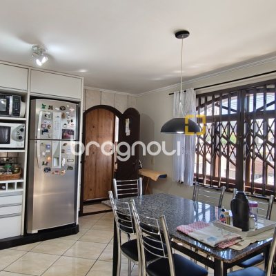 Casa com 221m², 4 quartos (sendo 2 suítes), 1 garagem, no bairro Estreito em Florianópolis