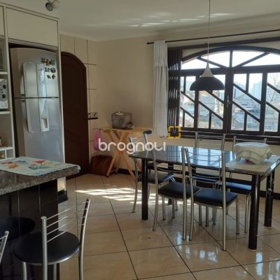 Casa com 221m², 4 quartos (sendo 2 suítes), 1 garagem, no bairro Estreito em Florianópolis