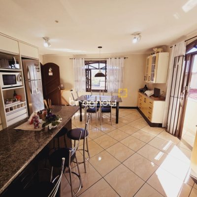 Casa com 221m², 4 quartos (sendo 2 suítes), 1 garagem, no bairro Estreito em Florianópolis
