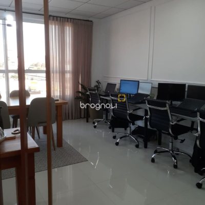 Sala com 32m², no bairro Barreiros em São José