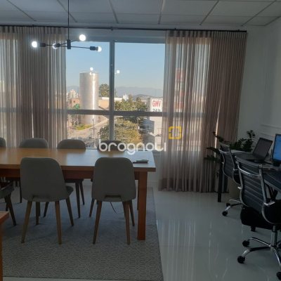 Sala com 32m², no bairro Barreiros em São José