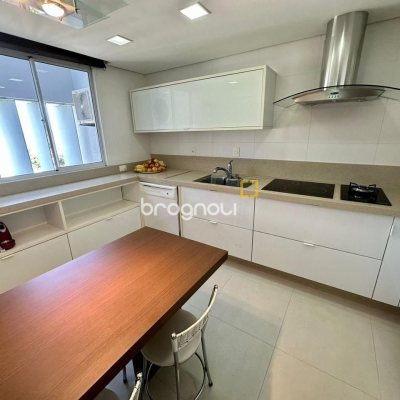 Cobertura com 162m², 4 quartos (sendo 1 suíte), 1 garagem, no bairro Centro em Florianópolis