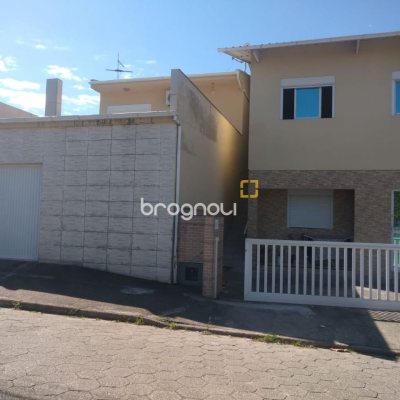 Casa com 350m², 7 quartos (sendo 1 suíte), 5 garagens, no bairro Passa Vinte em Palhoça