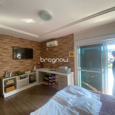 Casa com 350m², 7 quartos (sendo 1 suíte), 5 garagens, no bairro Passa Vinte em Palhoça