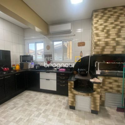 Casa com 350m², 7 quartos (sendo 1 suíte), 5 garagens, no bairro Passa Vinte em Palhoça