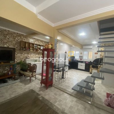 Casa com 350m², 7 quartos (sendo 1 suíte), 5 garagens, no bairro Passa Vinte em Palhoça