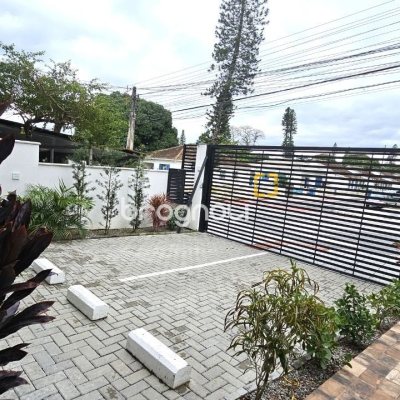 Prédio com 240m², 2 garagens, no bairro Jardim Atlântico em Florianópolis