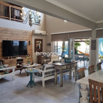 Casa com 567m², 4 quartos (sendo 2 suítes), 3 garagens, no bairro Ingleses em Florianópolis