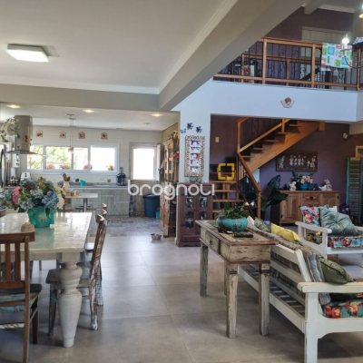 Casa com 567m², 4 quartos (sendo 2 suítes), 3 garagens, no bairro Ingleses em Florianópolis