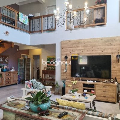 Casa com 567m², 4 quartos (sendo 2 suítes), 3 garagens, no bairro Ingleses em Florianópolis