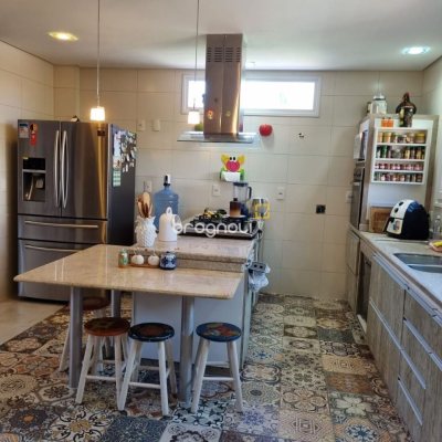 Casa com 567m², 4 quartos (sendo 2 suítes), 3 garagens, no bairro Ingleses em Florianópolis