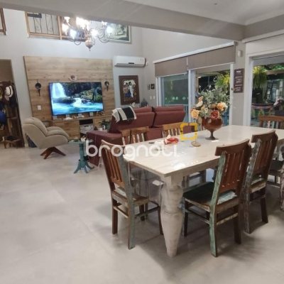 Casa com 567m², 4 quartos (sendo 2 suítes), 3 garagens, no bairro Ingleses em Florianópolis